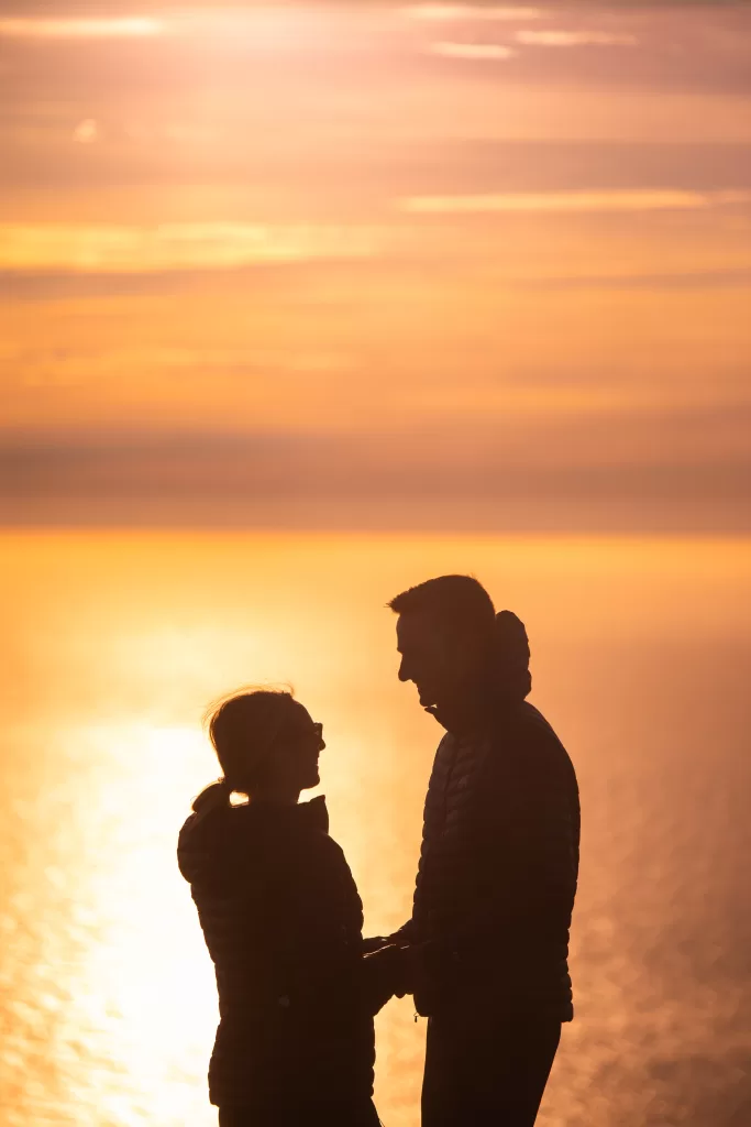 Engagement on Ryten mountain during sunset with panoramic view | Verlobung am Ryten-Berg bei Sonnenuntergang mit Panorama | 在日落时于Ryten山顶求婚，享受全景 | หมั้นบนยอดเขา Ryten ยามพระอาทิตย์ตกพร้อมวิวพาโนรา
