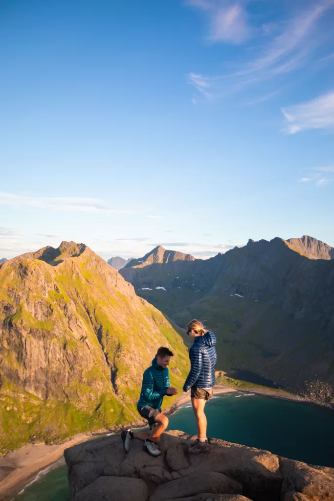Golden hour ring proposal in the dramatic landscape of Lofoten | Verlobung im goldenen Licht in der dramatischen Landschaft von Lofoten | 在洛福腾戏剧性风景中黄金时刻求婚 | ขอแต่งงานในแสงทองท่ามกลางทิวทัศน์ Lofoten อันน่า