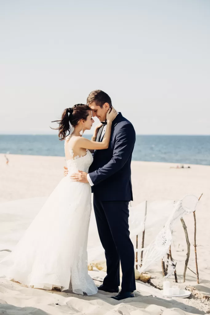 Intimate beach elopement moment in Lofoten 洛福敦海滩上的亲密私奔时刻 ช่วงเวลาส่วนตัวในงานเอลอปเมนต์ริมทะเลที่โลโฟเตน Intimer Elopement-Moment am Strand in Lofoten