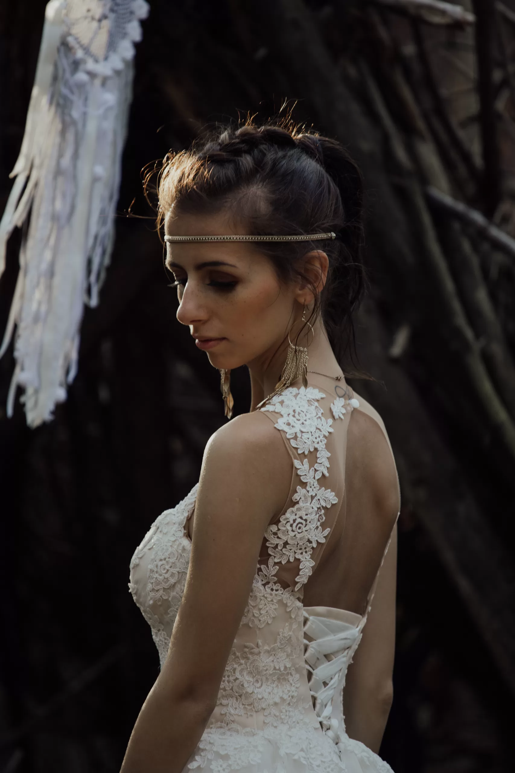 Bride with flowing hair and lace dress in Lofoten wind 洛福敦风中飘逸头发和蕾丝婚纱的新娘 เจ้าสาวกับผมที่พริ้วไหวในลมโลโฟเตน Braut mit wehendem Haar und Spitzenkleid im Lofoten-Wind