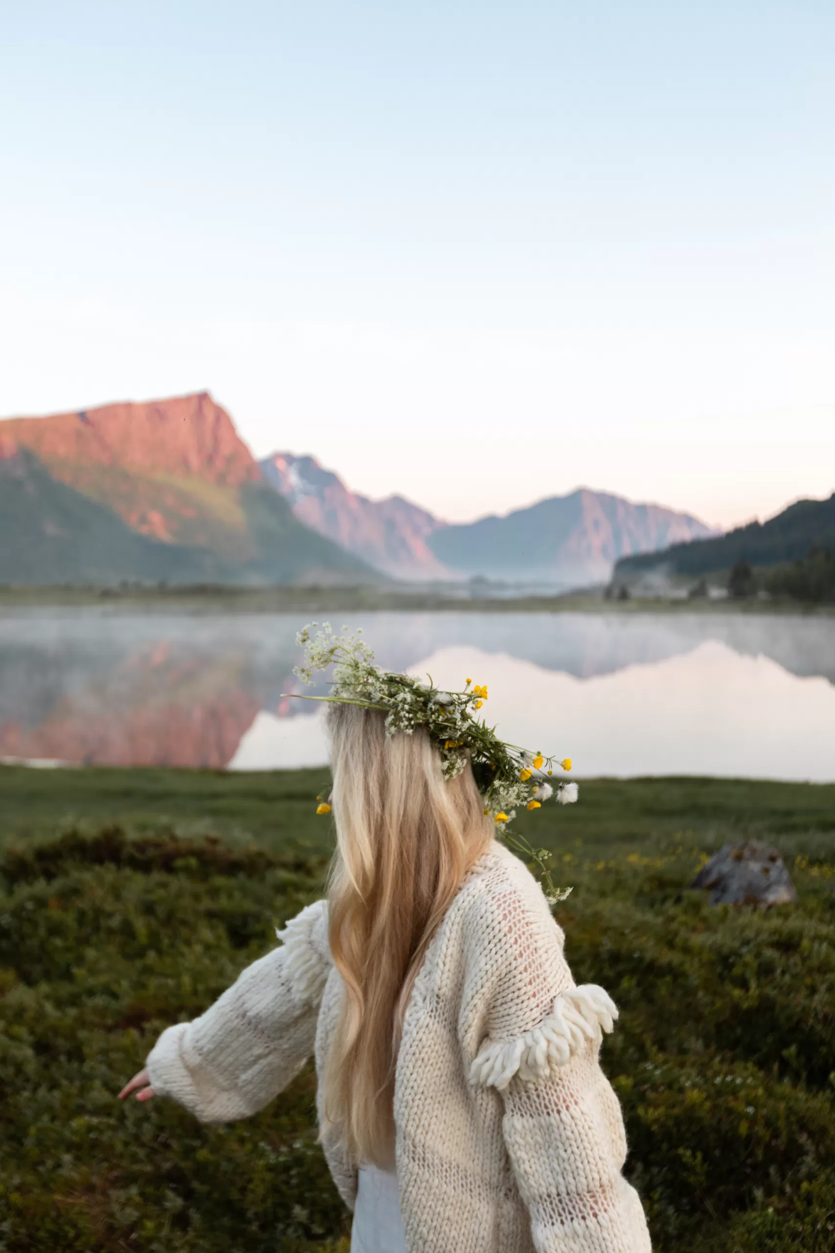 EN: Bride with flower crown looking at fjords – wedding photographer Lofoten DE: Braut mit Blumenkranz blickt auf die Fjorde – Hochzeitsfotograf Lofoten ZH: 佩戴花冠的新娘眺望峡湾 – 洛福腾婚礼摄影师 TH: เจ้าสาวมองไปยังฟยอร์ดพร้อมมงกุฎดอกไม้ – ช่างภาพงานแต่งโลโฟเทน