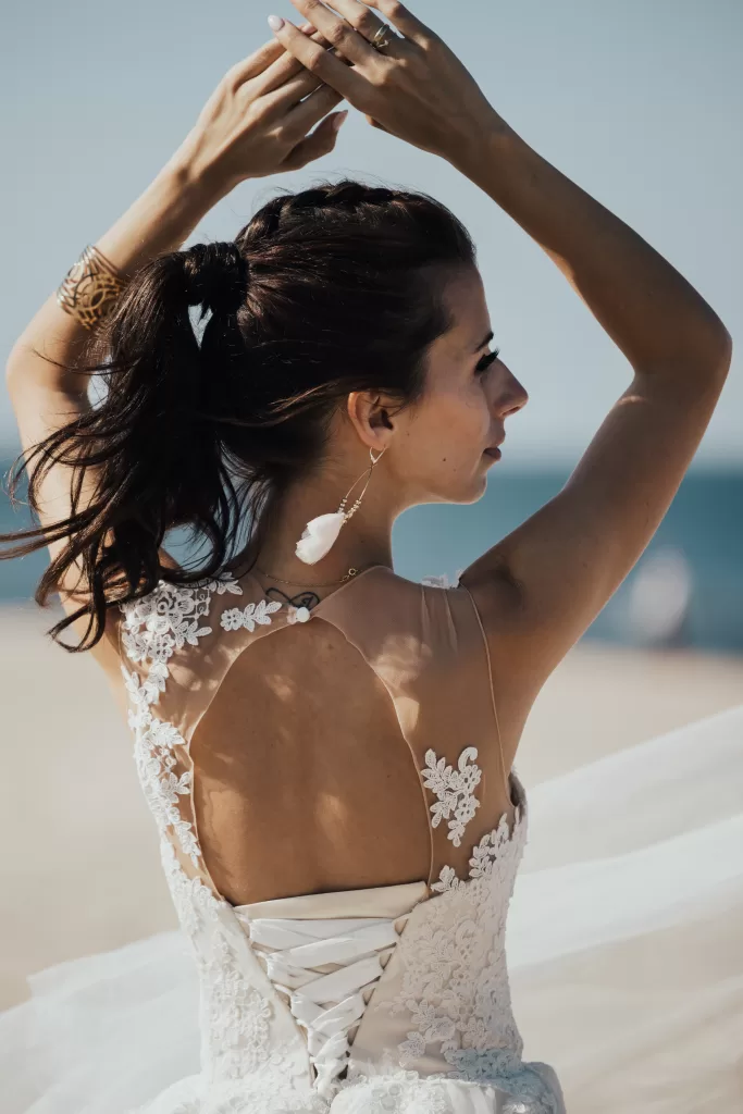 EN: Bride in lace dress in Lofoten forest – wedding photographer DE: Braut im Spitzenkleid im Wald von Lofoten – Hochzeitsfotograf ZH: 身穿蕾丝婚纱的新娘在洛福腾森林中 – 婚礼摄影 TH: เจ้าสาวใส่ชุดลูกไม้ในป่าโลโฟเทน – ช่างภาพแต่งงานธรรมชาติ