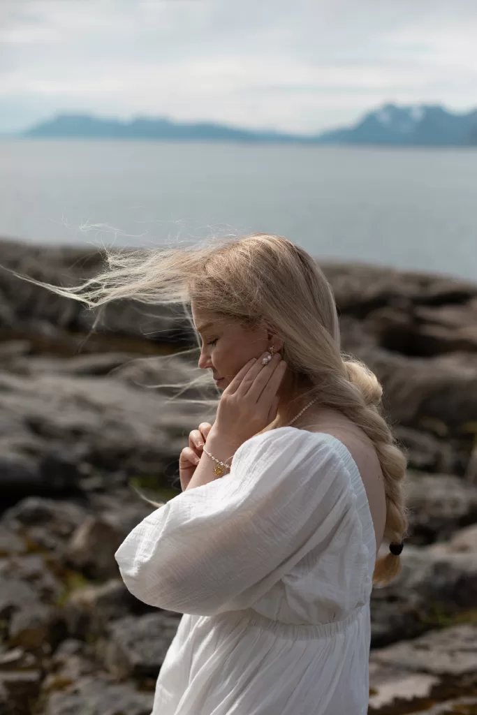 EN: Close-up of romantic bride by the sea – Lofoten wedding photographer DE: Nahaufnahme der romantischen Braut am Meer – Hochzeitsfotograf Lofoten ZH: 浪漫新娘在海边特写 – 洛福腾婚礼摄影师 TH: ภาพใกล้เจ้าสาวสุดโรแมนติกริมทะเล – ช่างภาพแต่งงานโลโฟเทน